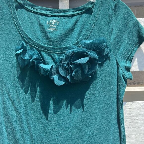 Flower Detail LOFT Tee - Picture 2 of 8